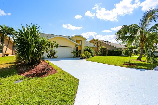 Building Photo - Centrally Located, 7 Miles to Beach, Beaut...