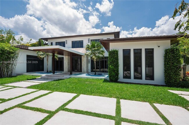 Building Photo - 9000 SW 63rd Ct