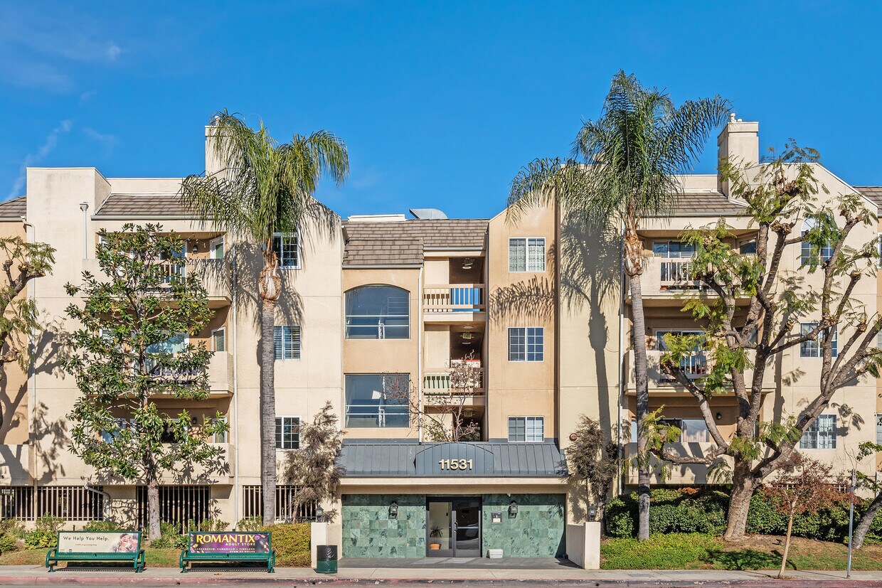 11531 Riverside Dr Unit 105, North Hollywood, CA 91602 Condo for Rent