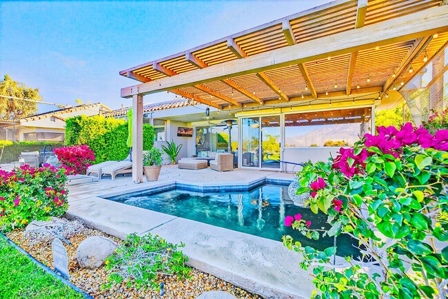 Building Photo - 10 Colonial Dr