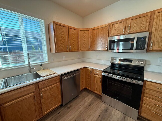 Building Photo - Freshly Updated Four Bedroom