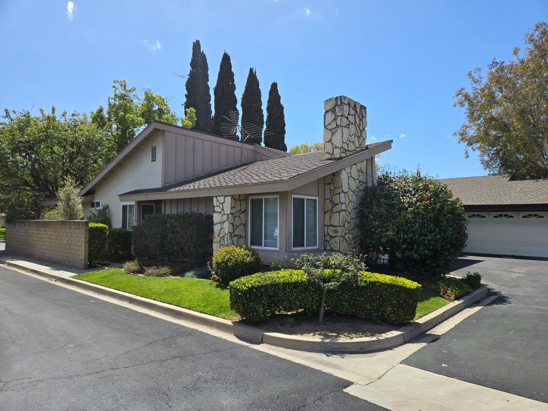 Primary Photo - Santa Ana - Spacious 2 Bedroom, 2 Bath Hou...