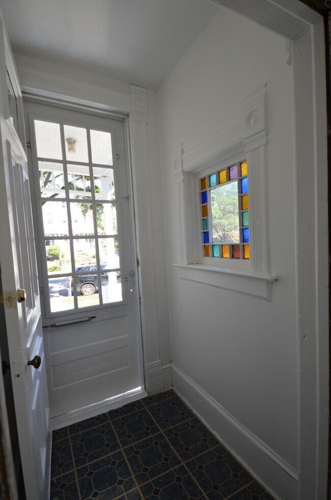 Vestíbulo de entrada - 2429 N Oakland Ave