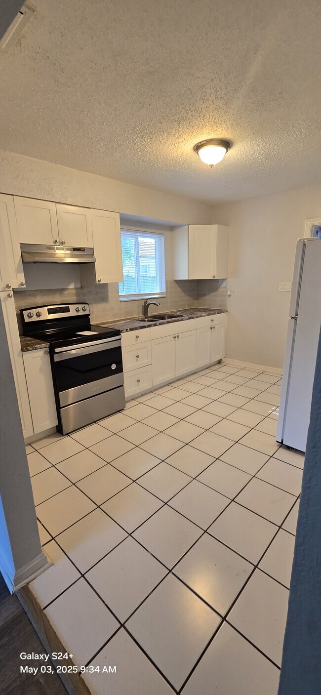 Building Photo - 1505 18th Ave Dr W
