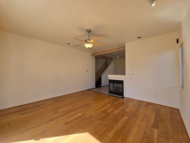 Foto del edificio - 4421 Blue Juniper Loop