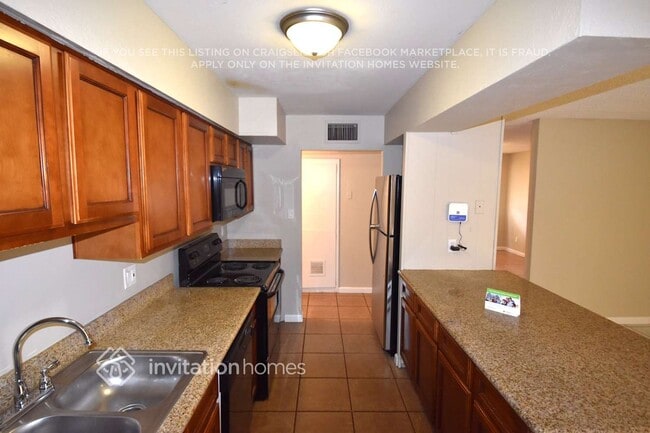 Foto del edificio - 8233 W Indianola Ave