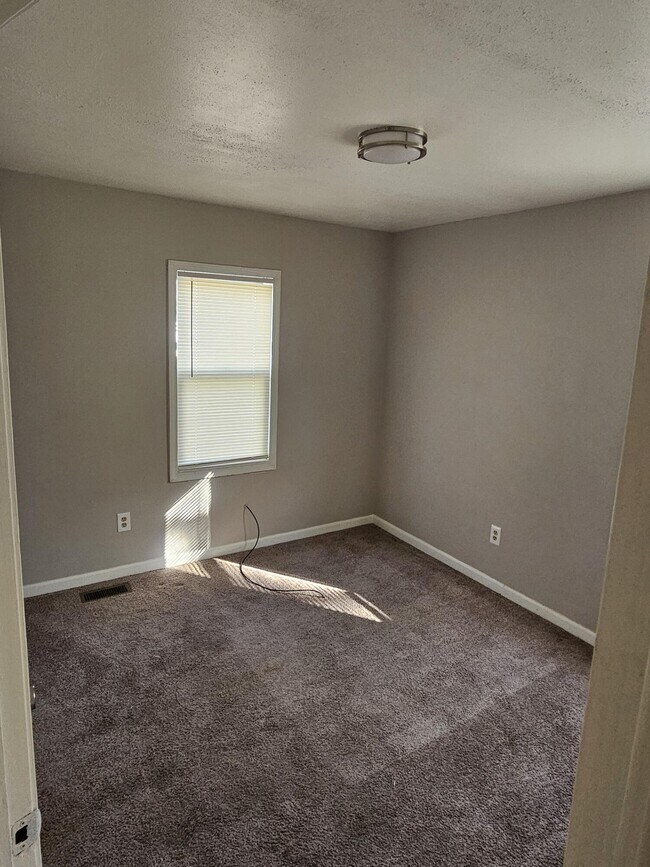 Foto del edificio - 16888 Lenore Ave