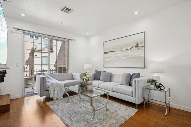 Building Photo - 385 Montecito Way