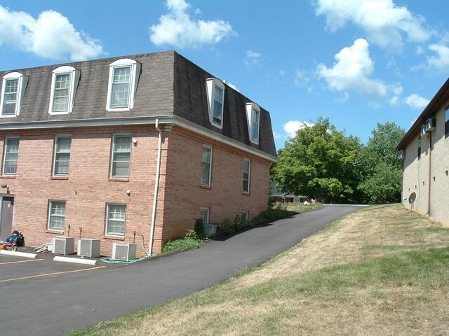 Foto del edificio - 905 Crosshill Dr