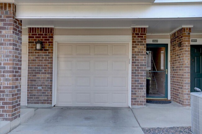 Foto del edificio - Beautiful 2bed/2bath/1car garage in Louisv...
