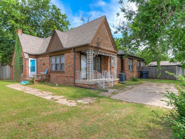 Foto del edificio - Updated DUPLEX + Minutes away from The Plaza, Paseo, Midtown, Uptown District!