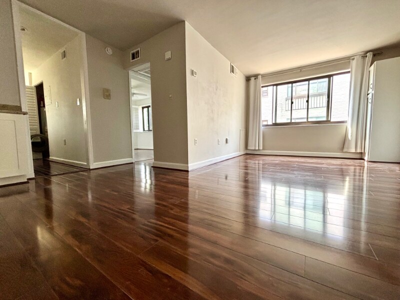 Foto principal - 2602 Tunlaw Rd NW