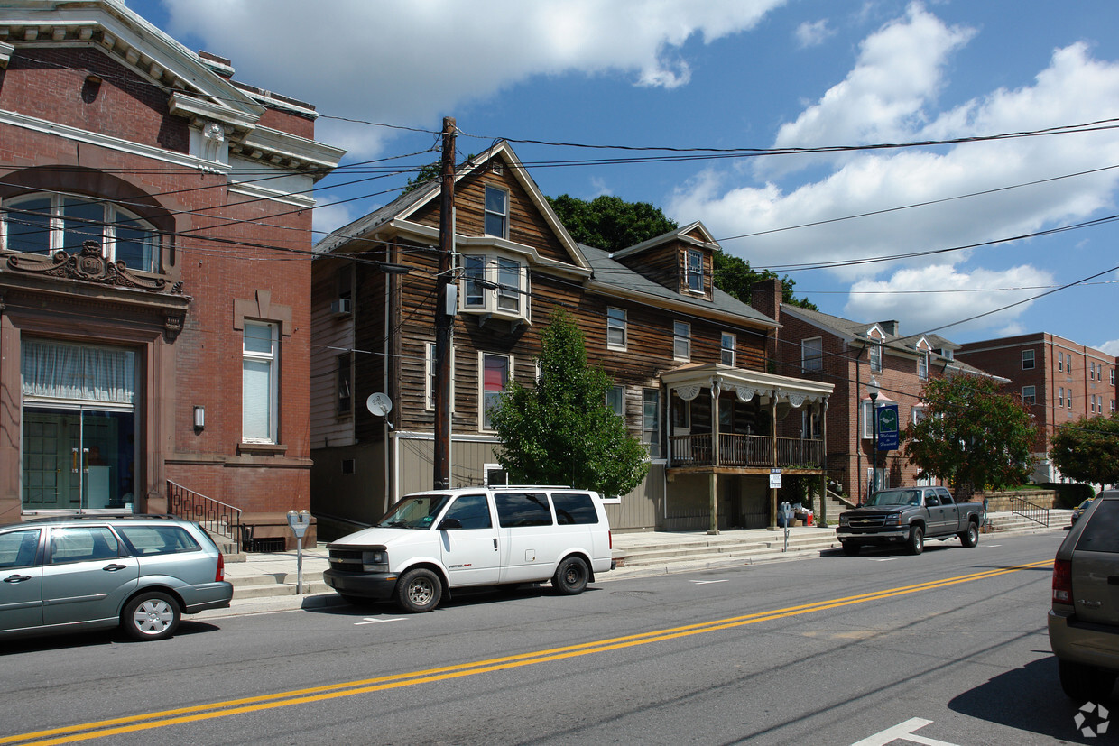 Building Photo - 18-20 W Main St