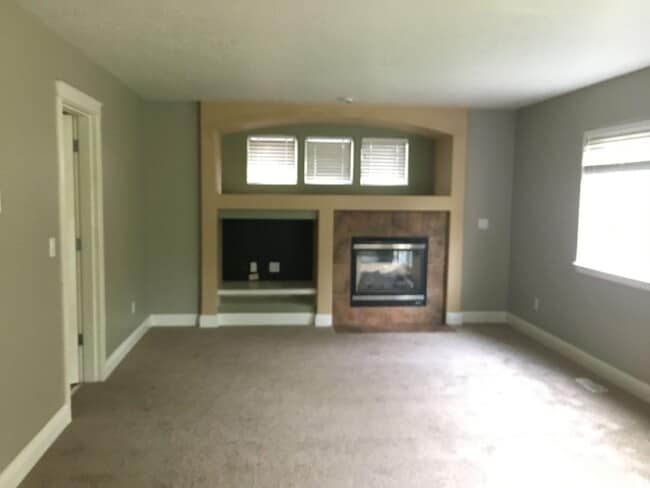 Building Photo - Large 4 Bedroom Cornelius Home!