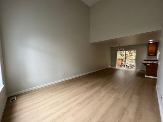 Foto del edificio - Spacious Four Bedroom Home with Bonus Room - Toledo St