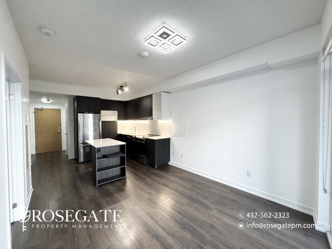 Photo du bâtiment - Modern 1-Bedroom + Den Condo with Balcony ...