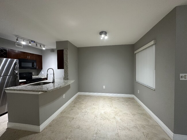 Building Photo - 2811 N Oakland Forest Dr