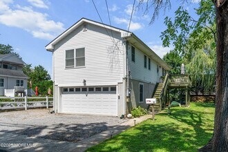 Building Photo - 13 Meadowbrook Ave