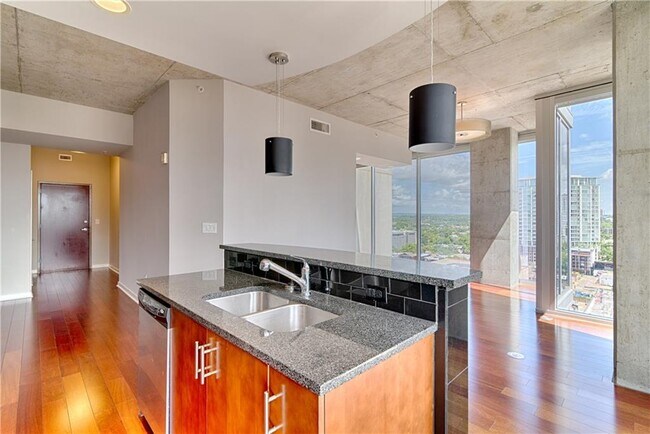 Building Photo - 360 Nueces St