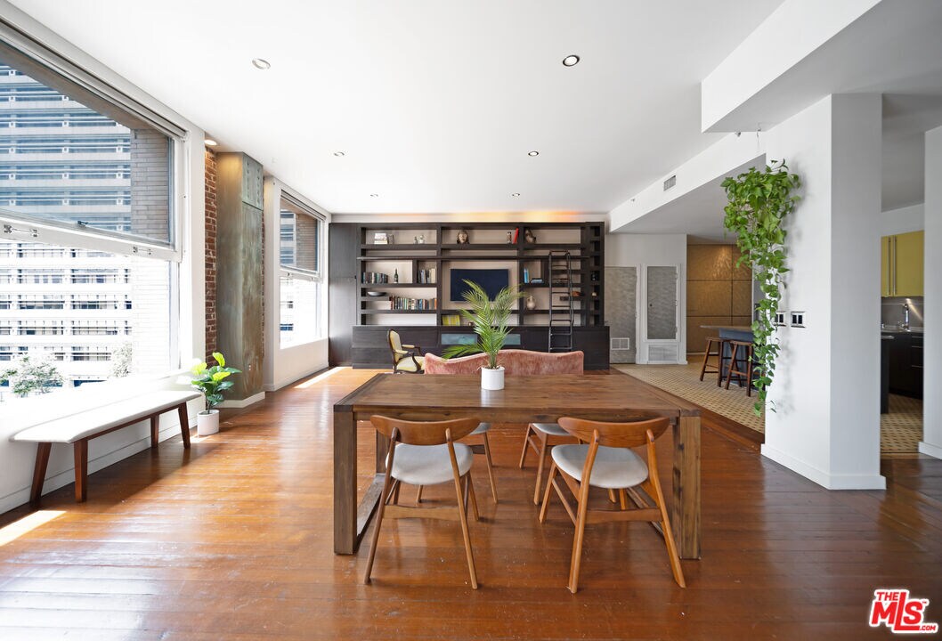 Foto principal - 257 S Spring St
