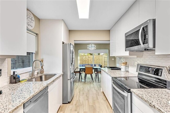 Foto del edificio - 60 NW 45th Ct