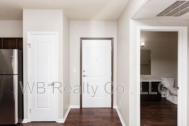 Foto del edificio - 1951 N James St