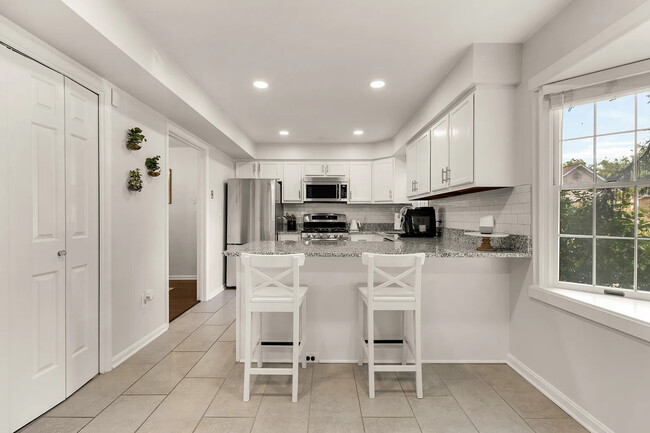 Building Photo - 10855 Lockwood Dr