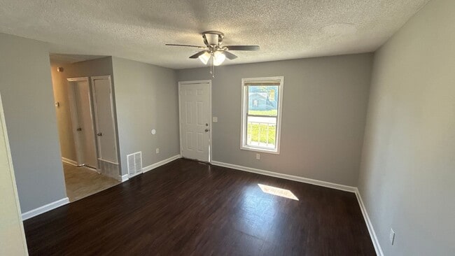 Foto del edificio - 80 Otsego Dr