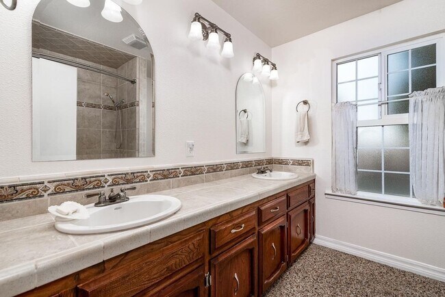 Foto del edificio - 17323 Anaconda Rd