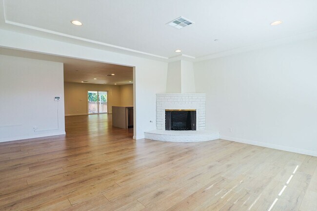 Building Photo - Amazing 4-bedroom + 3-bathroom house in Ma...