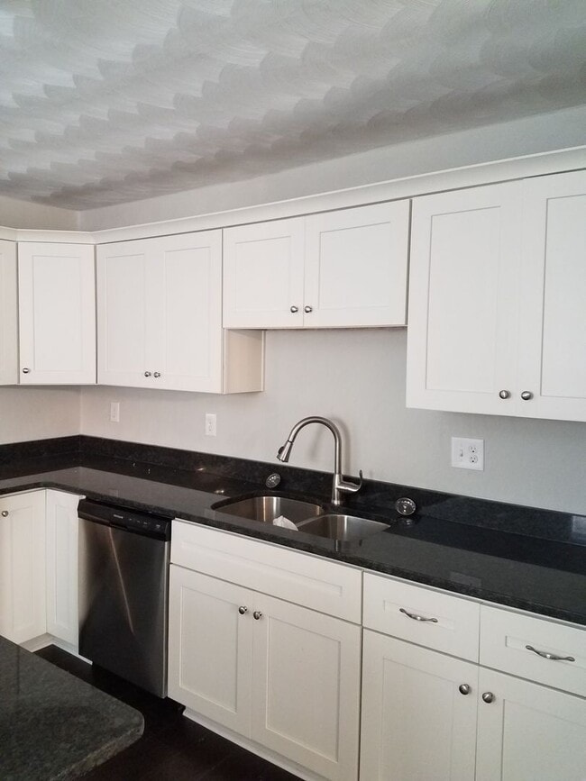Building Photo - Spacious 4 Bedroom 3.5 Bath