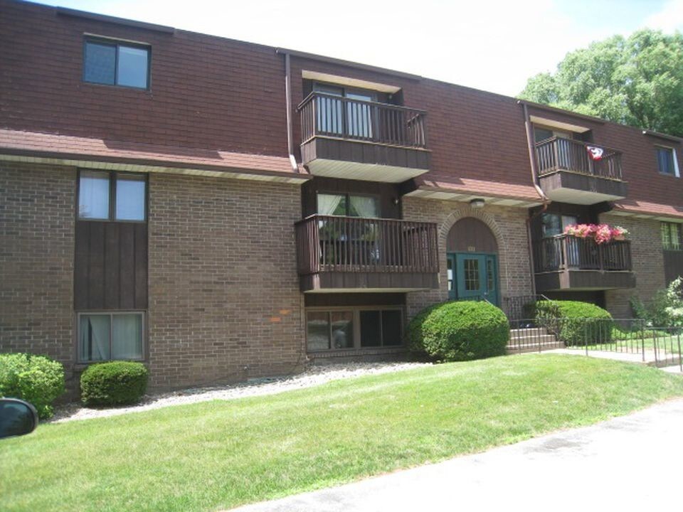 1211 48th Ave, East Moline, IL 61244 Condo for Rent in East Moline