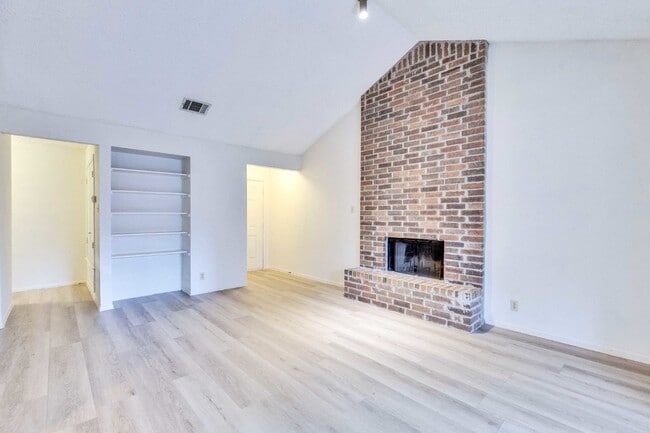 Foto del edificio - Upstairs Two Bedroom Unit in Fourplex with Balcony