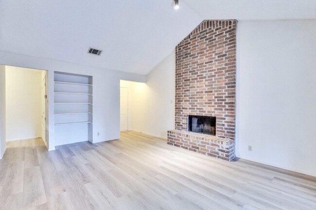 Foto del edificio - Upstairs Two Bedroom Unit in Fourplex with...