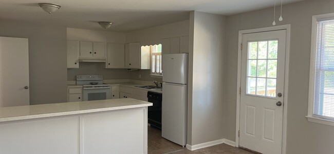 Building Photo - 3 Bedroom 2 Bath Home