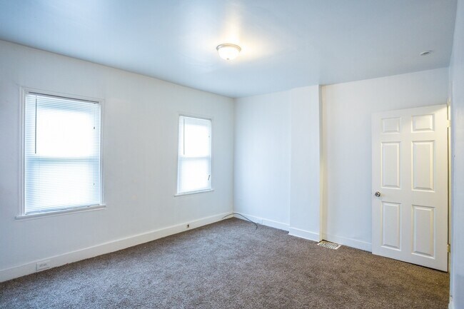 Building Photo - AMAZING 3 Bedrooms 2 Bath + Den in Univers...