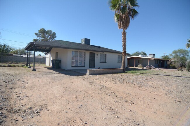 Building Photo - Updated 3 Bedroom 1 Bath Home! Central Tuc...