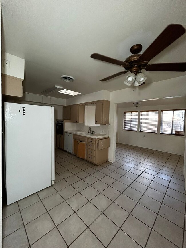 Foto del edificio - Charming 2-Bed, 1-Bath Condo in Kern City!