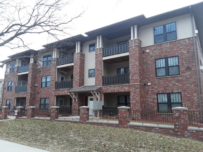 Building Photo - 821 E Jefferson St