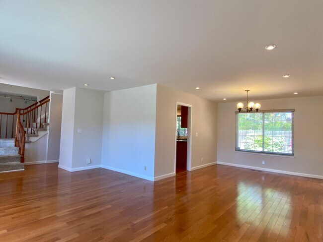 Foto del edificio - Large updated home located 3.9 Miles from Apple Headquarters, 8.6 miles form Googleplex