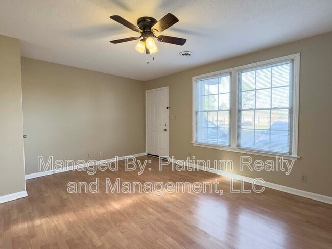 Building Photo - 810 Golf View Pl