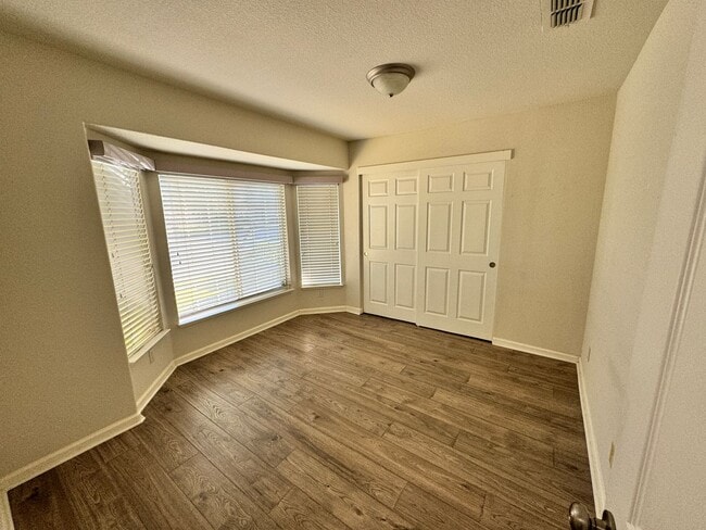 Building Photo - Well Kept 3 Bedroom, 2 Bathroom in Roseville Available Now!