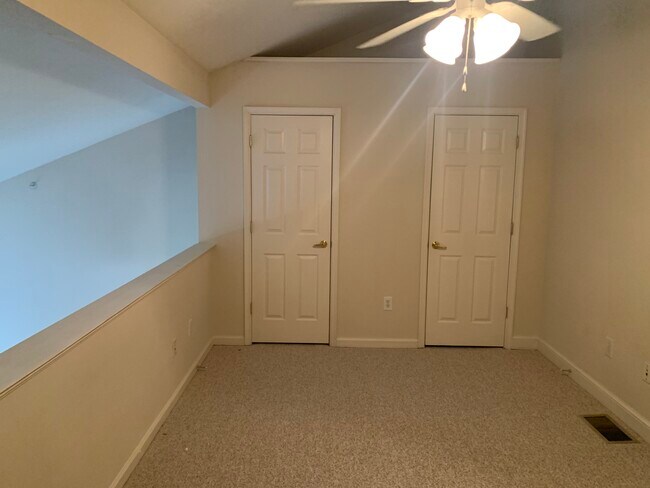 DESVÁN - 211 S Knollwood Dr