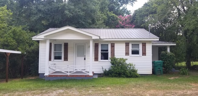 Building Photo - 121 Pine Ave
