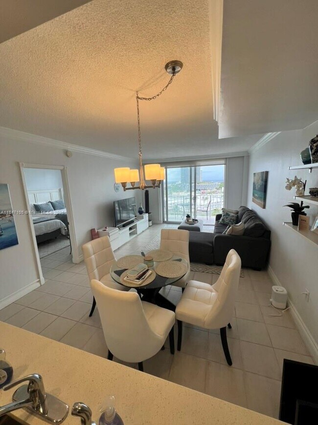 Foto del edificio - 6900 Bay Dr