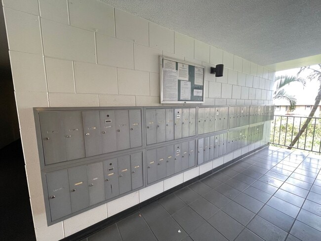 Building Photo - Waialae Place - 1 bedroom, 1 bath unit w/1...