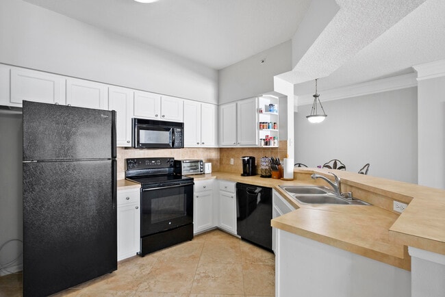 Building Photo - 3303 Myrtlewood Cir E