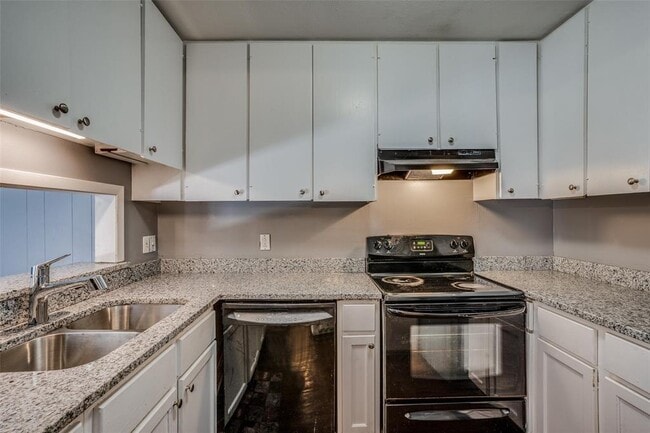 Building Photo - 982 S Weatherred Dr