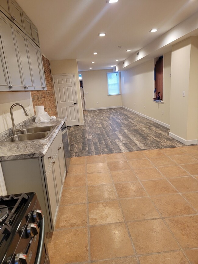 Building Photo - 701 Bunnecke Ave