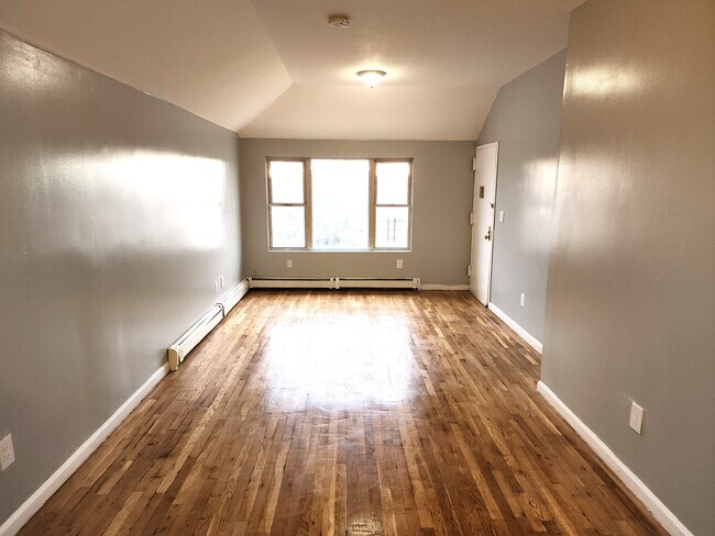 Building Photo - 967 Crescent St